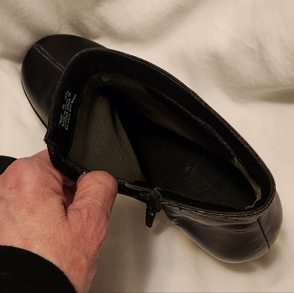 CLARKS Black and Pink Leather Zip up booties Sz 8 - Picture 10 of 10